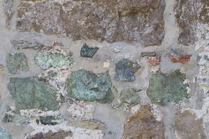 Разнобојни притесани камен употребљен за градњу цркве