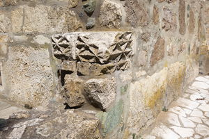 Камена сполија са геометријсим мотивом уграђена у јужни зид припрате