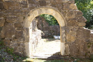 Камени портал трпезарије