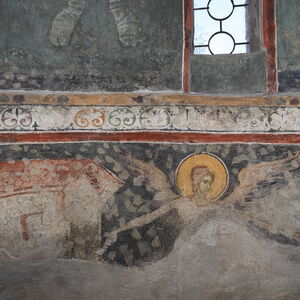 Ornamental band on the cornice of the dome