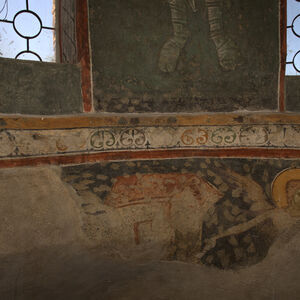 Ornamental band on the cornice of the dome