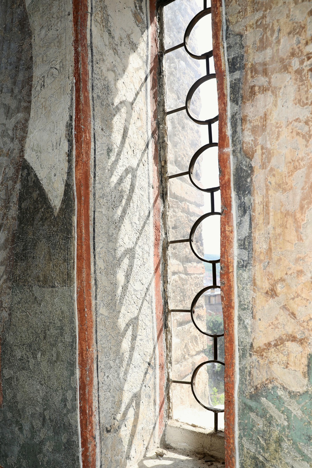 Остаци орнамента у прозору куполе