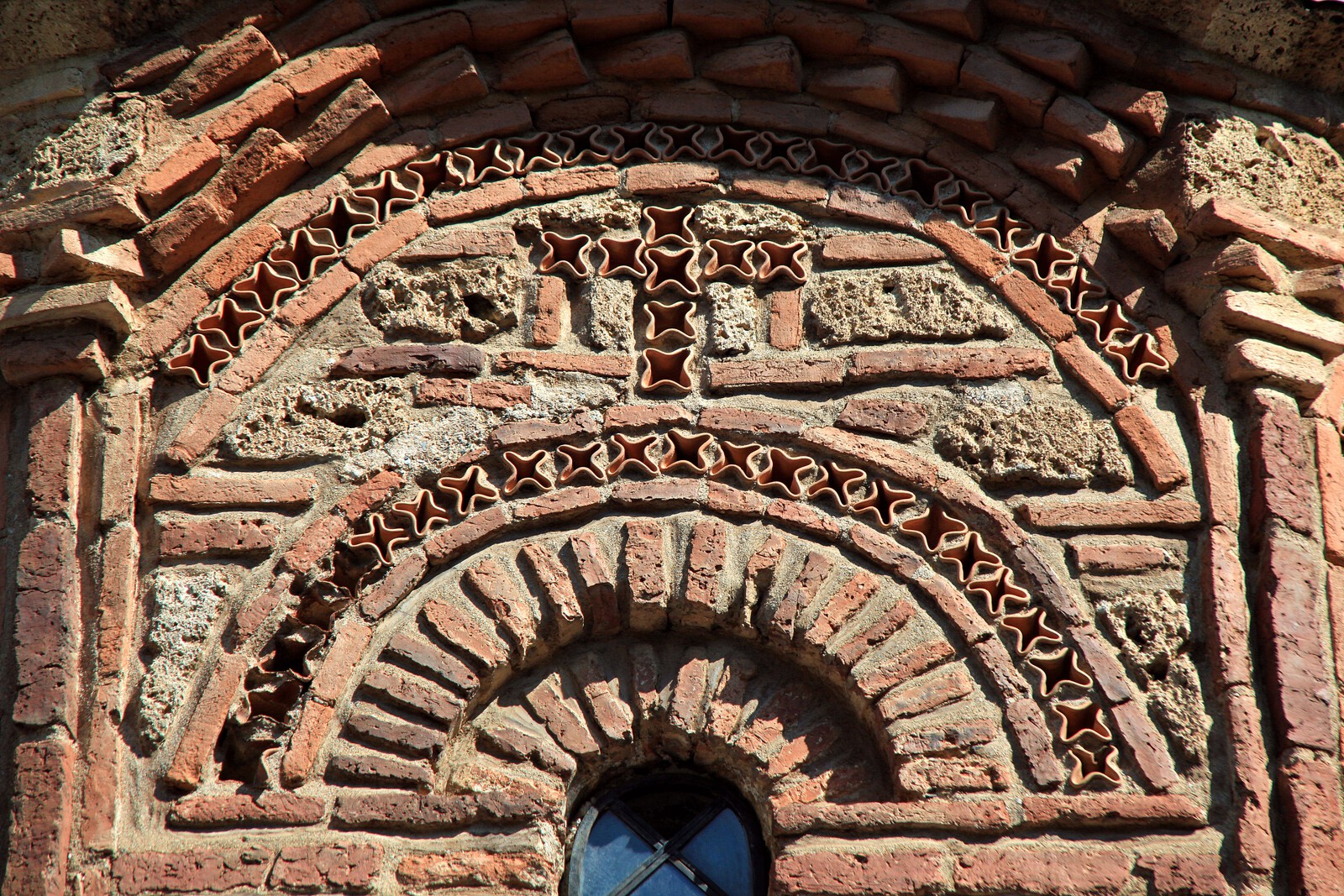 Тимпанон са керамопластичким украсом иѕнад прозора куполе