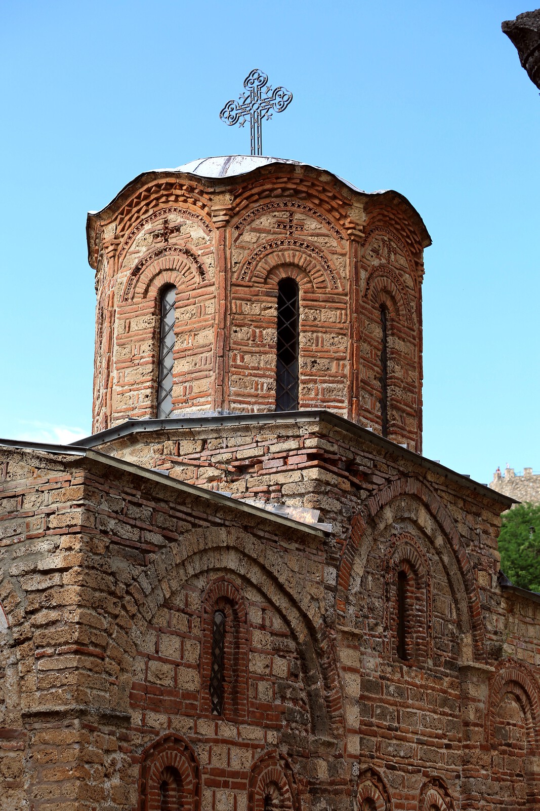 Купола и горњи делови јужне фасаде цркве