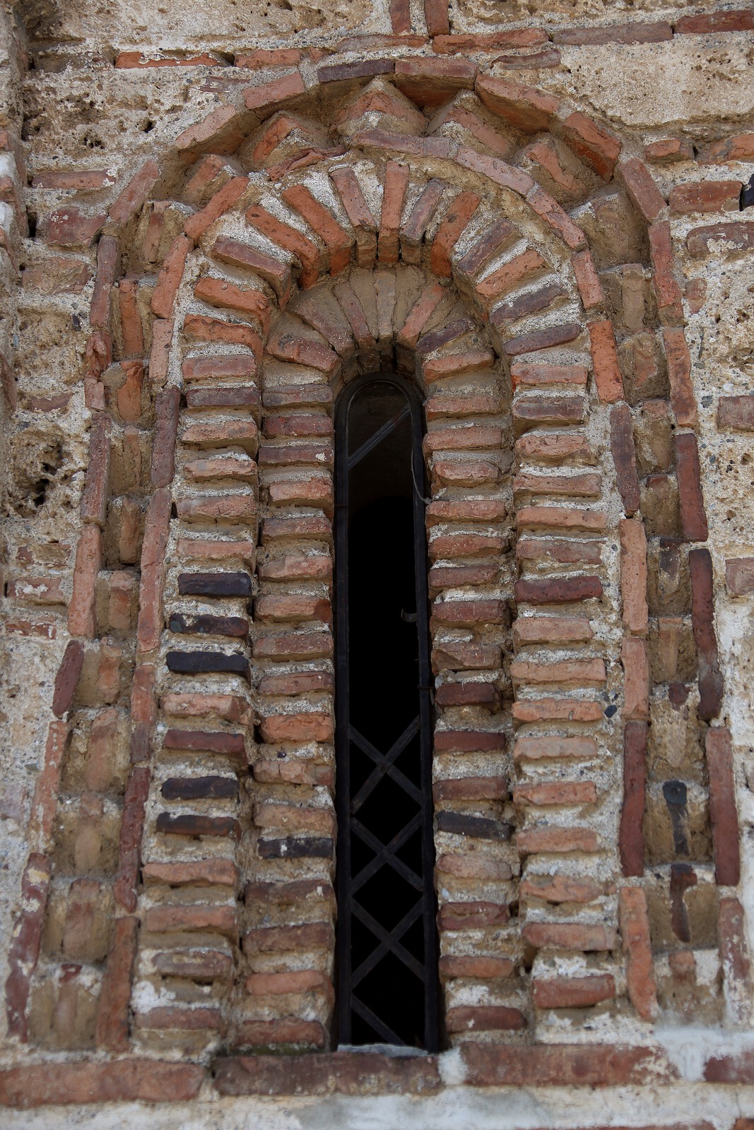 Прозор на северној фасади цркве