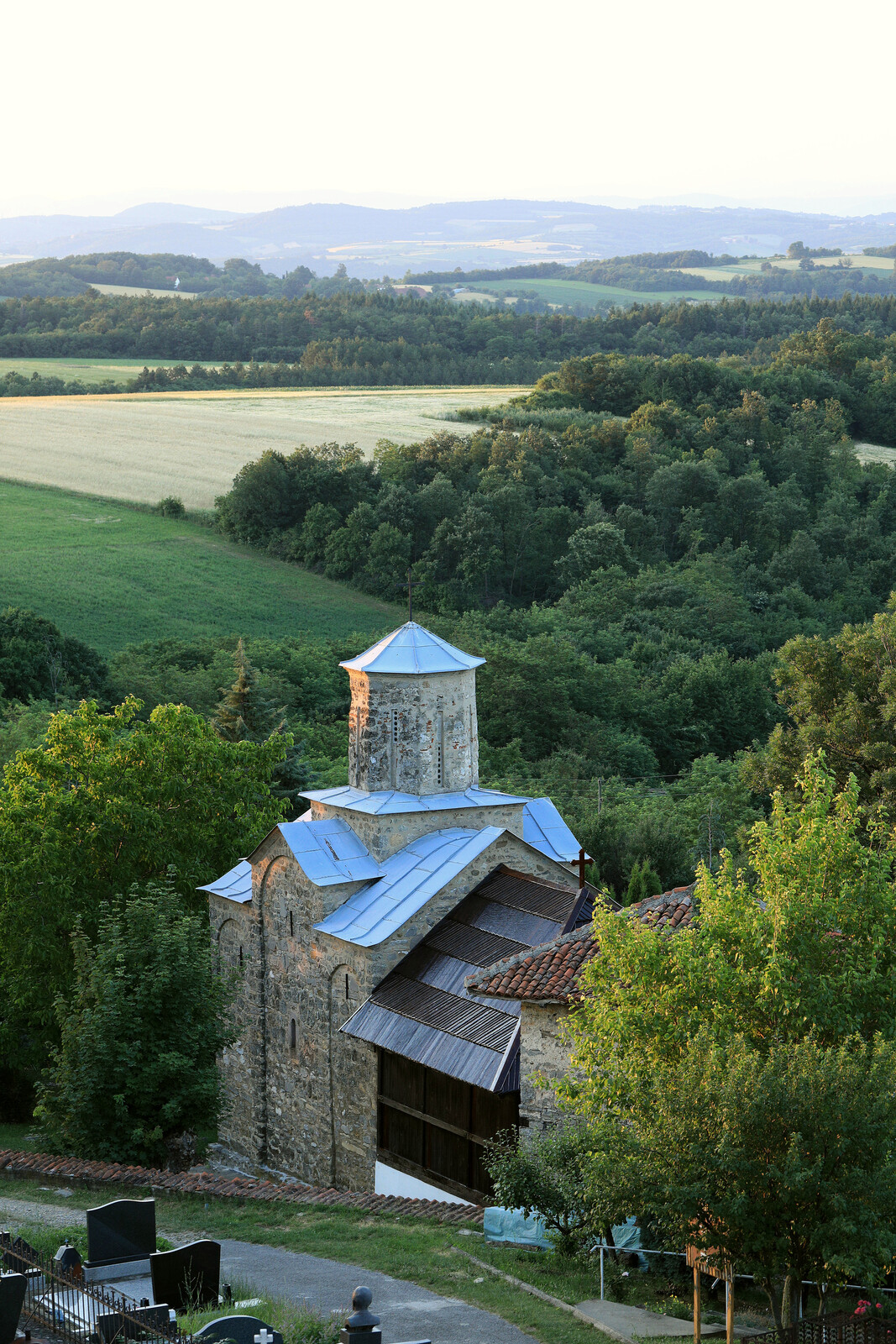 Поглед на цркву и обронке планине Рудник