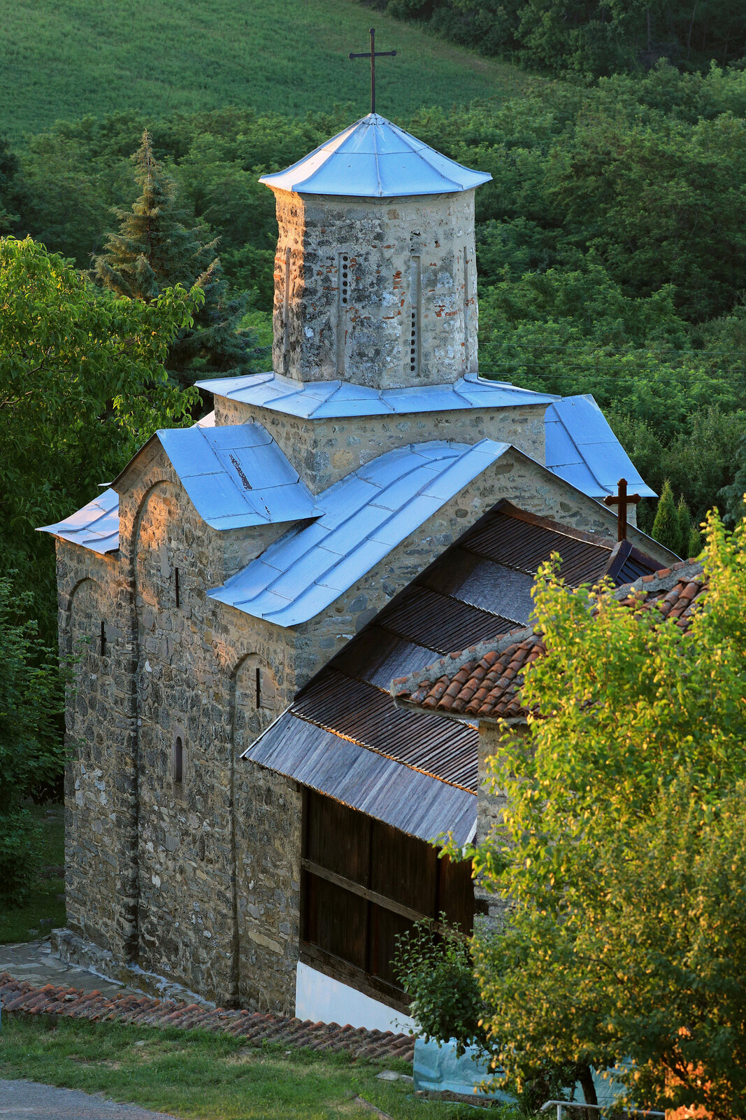 Поглед на цркву са северозападне стране