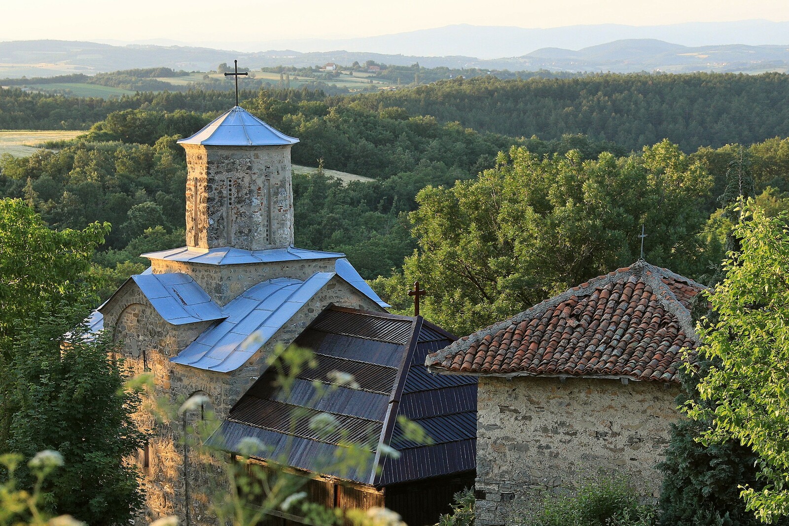 Поглед на цркву и звоник са северозапада