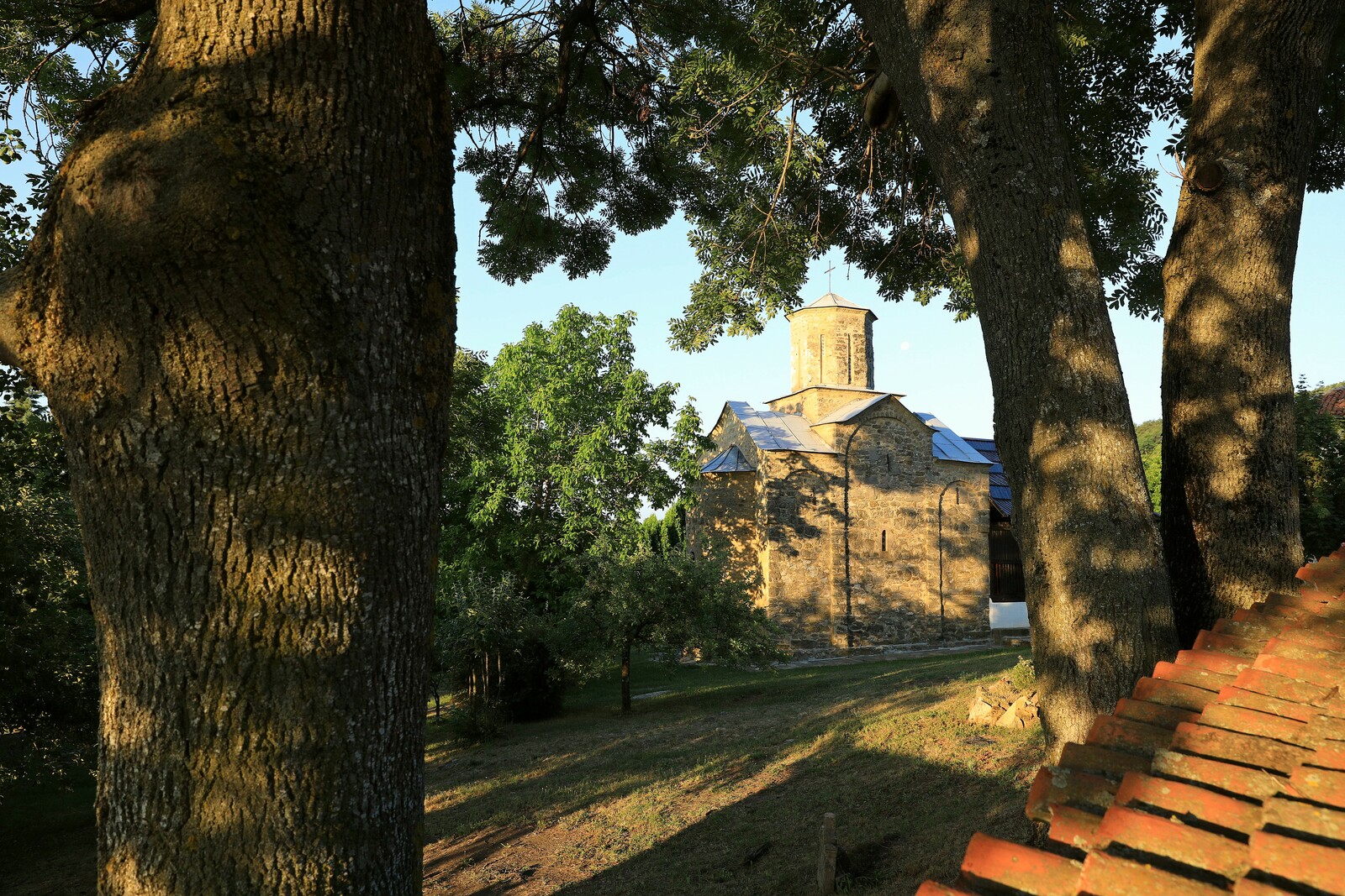 Поглед на цркву са североисточне стране