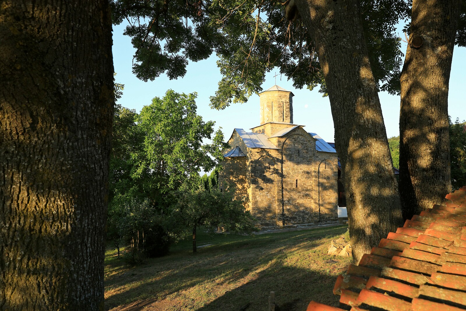 Поглед на цркву са североисточне стране