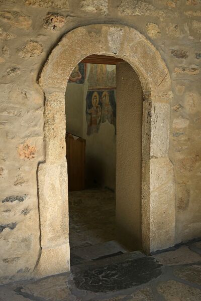 Камени западни портал цркве