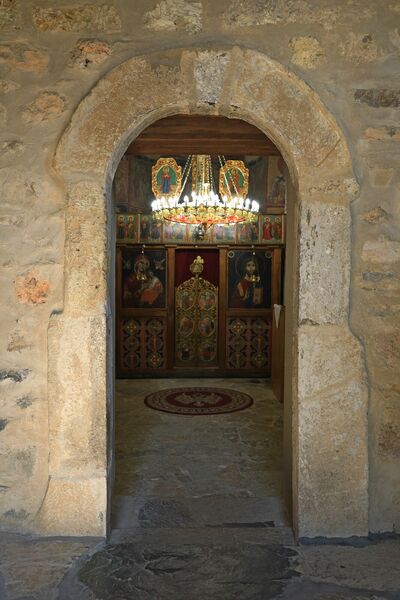 Камени западни портал цркве