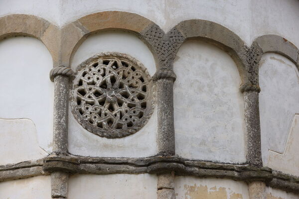 Blind arcade and rosette of the northern apse