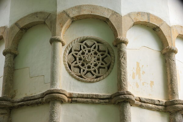 Blind arcade and rosette of the southern apse