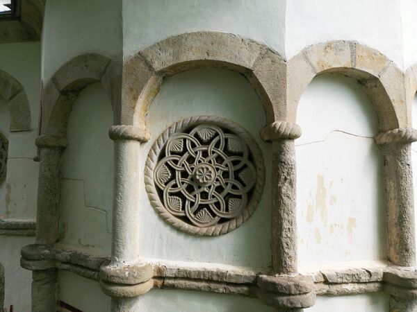 Blind arcade and rosette of the southern apse