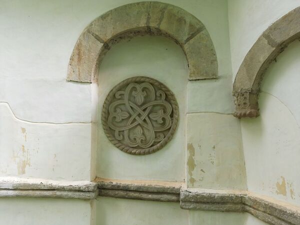Rosette on the west side of the south facade