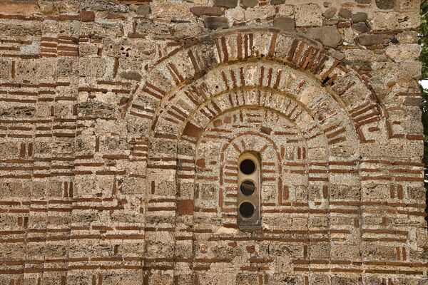 Western blind arch of the northern facade