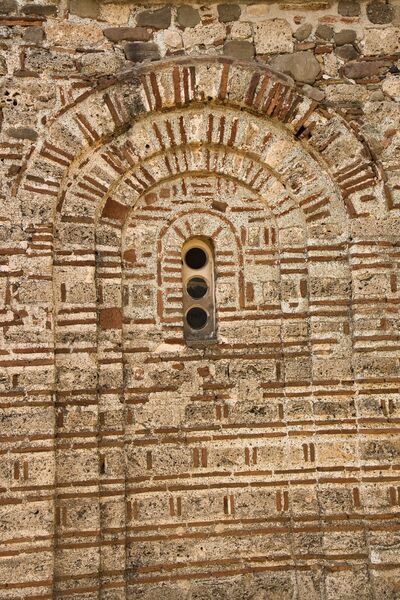 Western blind arch of the northern facade