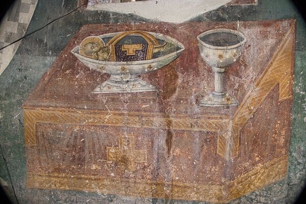 Honorary table with the Lamb on the paten and chalice