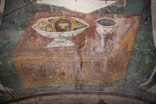 Honorary table with the Lamb on the paten and chalice