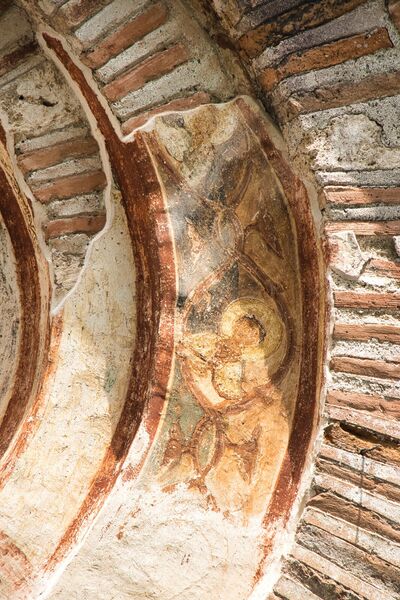 Unrecognized female martyr and a martyr in the scroll