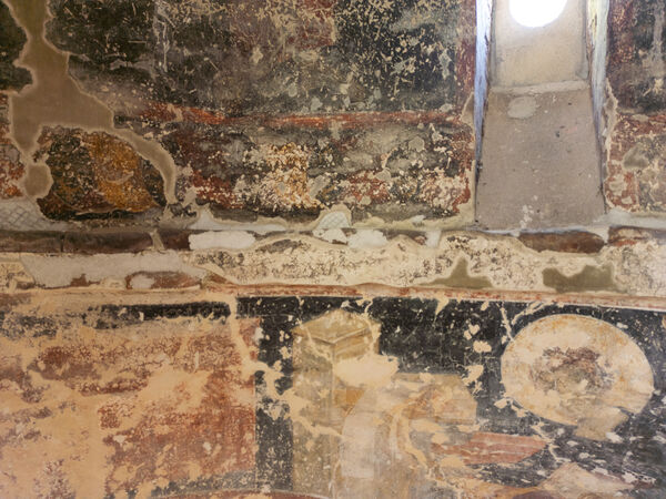 Detail of the ornament at the base of the tambour and remains of the inscription in the dome ring